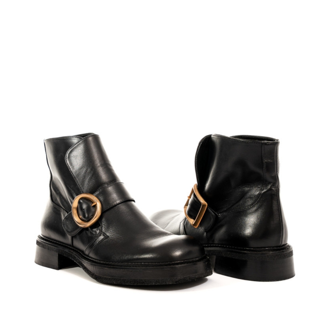 RAS Black Ankle Boots, με διακριτική αγκράφα, σε τετράγωνη φόρμα.